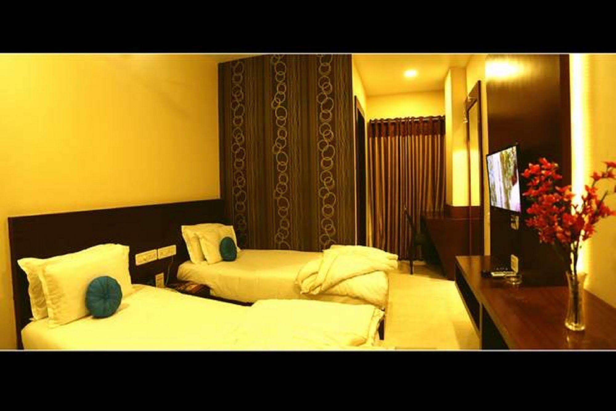 Hotel Shri Khedapati International Dewas Экстерьер фото
